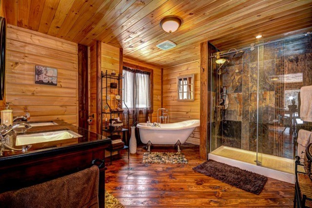 Modelo de cuarto de baño rural pequeño con suelo de madera en tonos medios