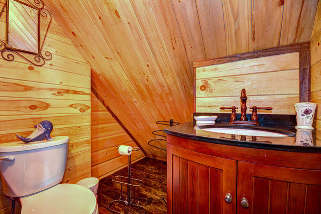Foto de cuarto de baño rústico pequeño con suelo de madera en tonos medios
