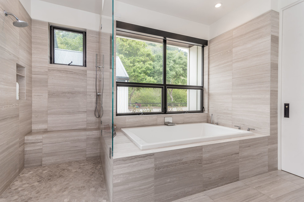 Ispirazione per una stanza da bagno padronale country di medie dimensioni con doccia a filo pavimento e doccia aperta