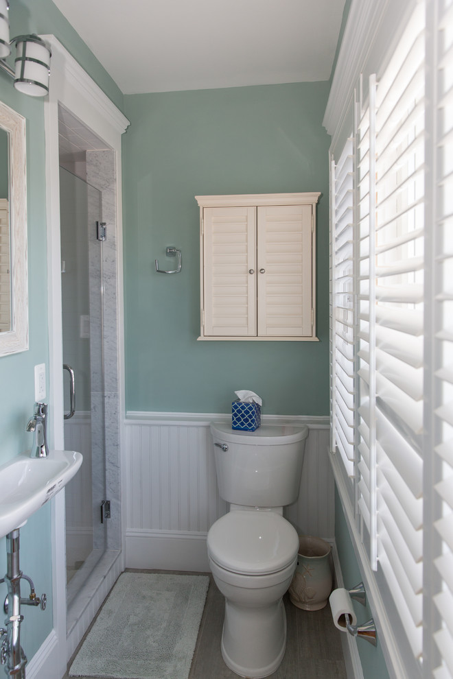 На фото: маленькая ванная комната в морском стиле с раздельным унитазом, зелеными стенами, душевой кабиной и подвесной раковиной для на участке и в саду с