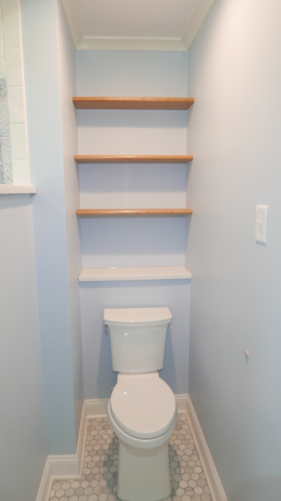 Idée de décoration pour une salle de bain design en bois clair de taille moyenne pour enfant avec un placard à porte plane, une baignoire en alcôve, un combiné douche/baignoire, WC séparés, un carrelage blanc, un carrelage métro, un mur bleu, un sol en carrelage de terre cuite, un lavabo encastré, un plan de toilette en quartz modifié, un sol multicolore, une cabine de douche à porte battante et un plan de toilette blanc.
