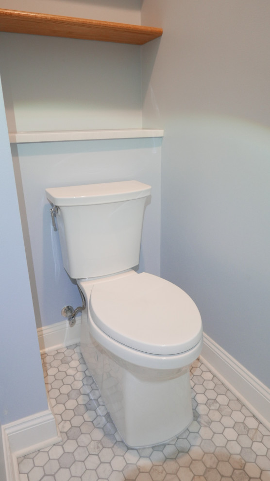 Idéer för ett mellanstort modernt vit toalett, med släta luckor, skåp i ljust trä, en toalettstol med separat cisternkåpa, vit kakel, tunnelbanekakel, blå väggar, mosaikgolv, ett undermonterad handfat, bänkskiva i kvarts och flerfärgat golv