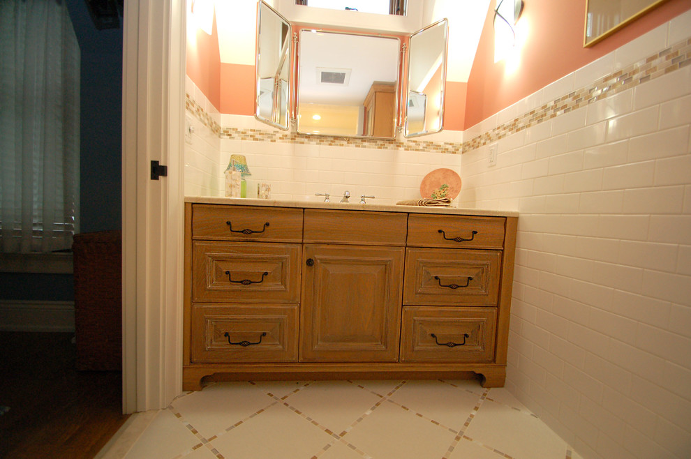 Inredning av ett klassiskt litet badrum med dusch, med luckor med upphöjd panel, skåp i ljust trä, en toalettstol med hel cisternkåpa, vit kakel, tunnelbanekakel, rosa väggar, mosaikgolv, ett undermonterad handfat, granitbänkskiva och en dusch i en alkov