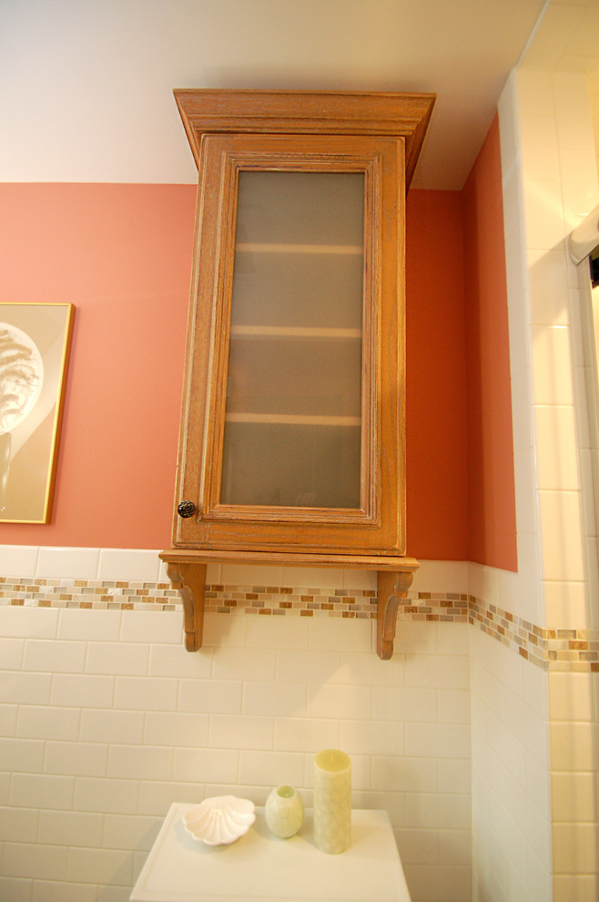 Источник вдохновения для домашнего уюта: маленькая ванная комната в классическом стиле с фасадами с выступающей филенкой, светлыми деревянными фасадами, унитазом-моноблоком, белой плиткой, плиткой кабанчик, розовыми стенами, полом из мозаичной плитки, душевой кабиной, врезной раковиной, столешницей из гранита и душем в нише для на участке и в саду