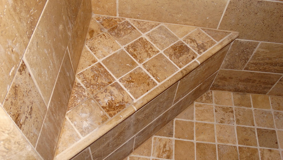 Idéer för mellanstora vintage en-suite badrum, med ett undermonterad handfat, luckor med upphöjd panel, skåp i slitet trä, ett platsbyggt badkar, en hörndusch, beige kakel och mörkt trägolv