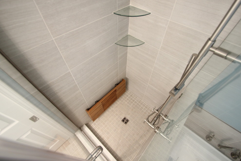 Exempel på ett mellanstort modernt en-suite badrum, med skåp i shakerstil, vita skåp, ett platsbyggt badkar, en hörndusch, brun kakel, blå väggar och ett undermonterad handfat