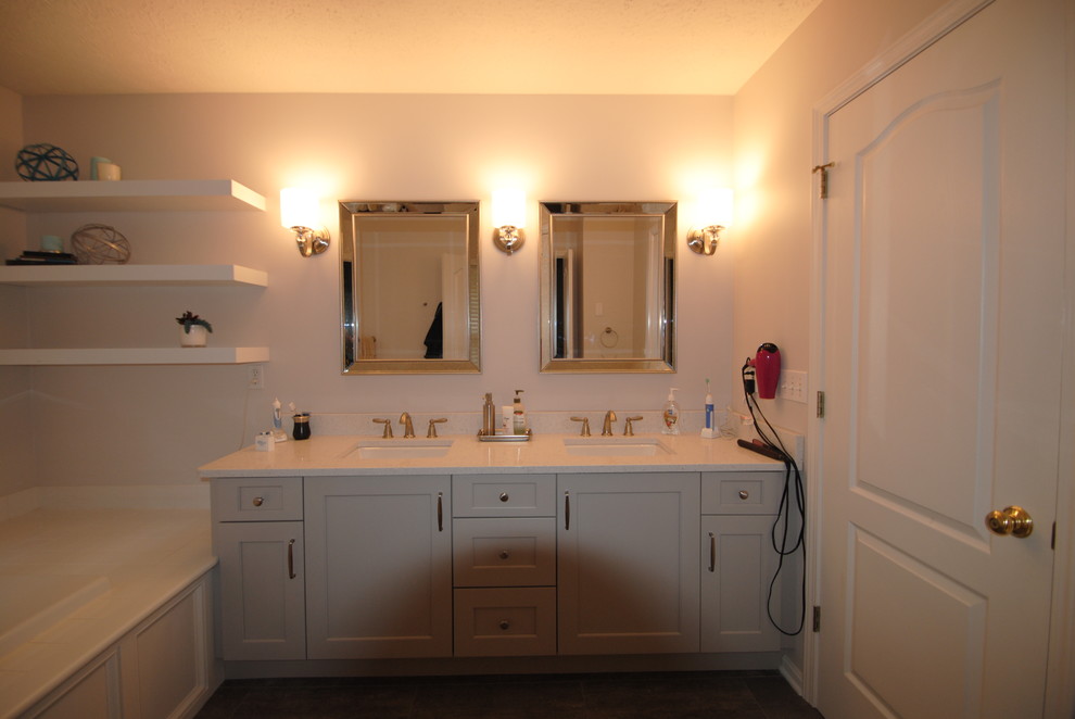 Inspiration för ett mellanstort vintage en-suite badrum, med skåp i shakerstil, ett platsbyggt badkar, vita väggar, ett undermonterad handfat, grå skåp, en toalettstol med separat cisternkåpa, vit kakel, stenhäll, mellanmörkt trägolv och bänkskiva i kvartsit
