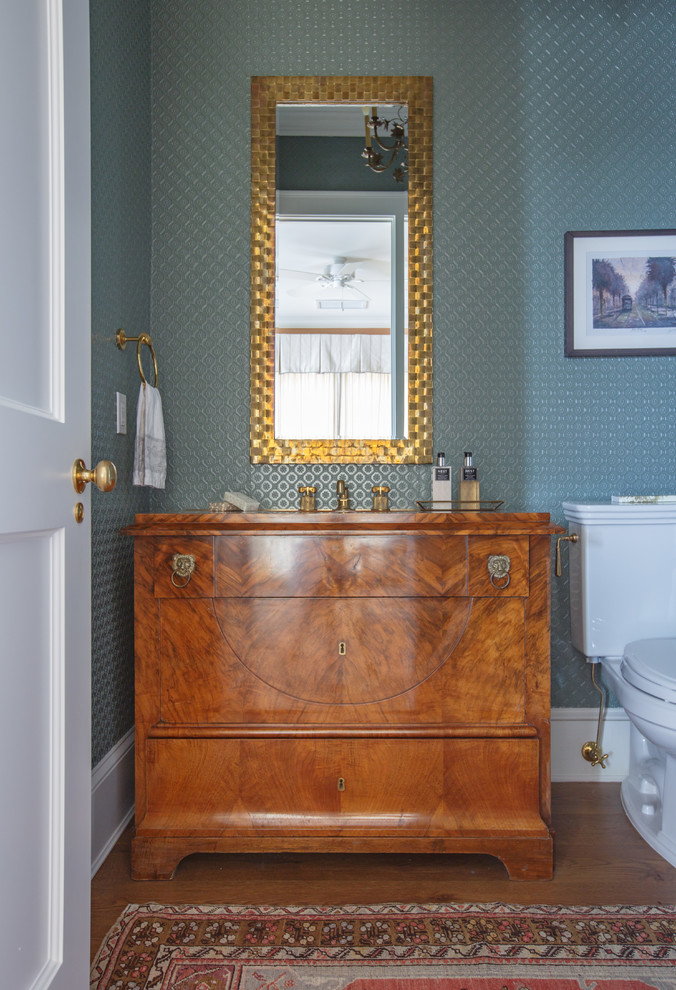 Klassisches Duschbad mit verzierten Schränken, hellen Holzschränken, Wandtoilette mit Spülkasten, blauer Wandfarbe, braunem Holzboden, Unterbauwaschbecken, Waschtisch aus Holz, braunem Boden und brauner Waschtischplatte in Jacksonville