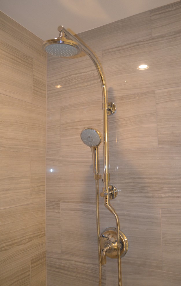 Idéer för att renovera ett litet funkis badrum med dusch, med ett undermonterad handfat, skåp i shakerstil, vita skåp, marmorbänkskiva, ett badkar med tassar, en dusch i en alkov, en toalettstol med hel cisternkåpa, grå kakel, porslinskakel, grå väggar och klinkergolv i porslin