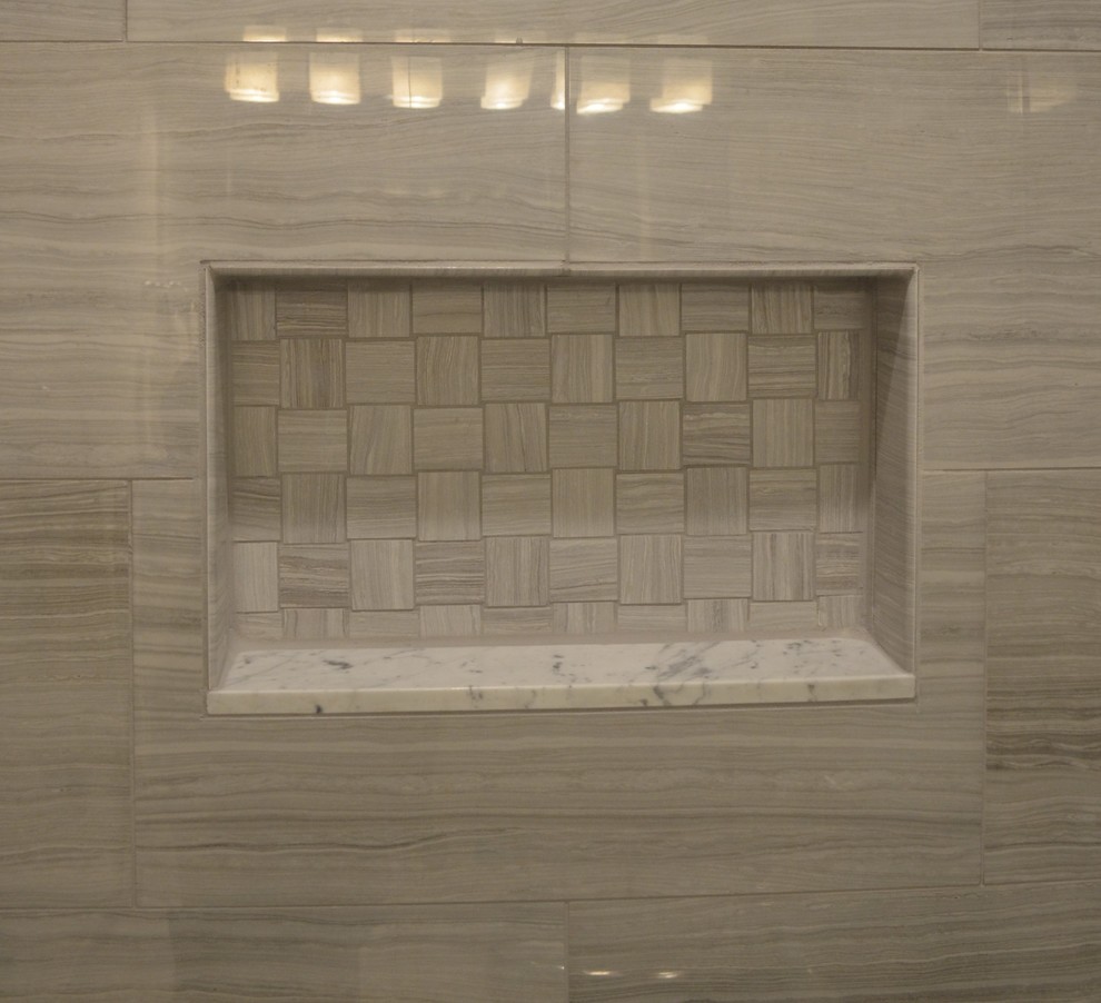 Bild på ett litet funkis badrum med dusch, med ett undermonterad handfat, skåp i shakerstil, vita skåp, marmorbänkskiva, ett badkar med tassar, en dusch i en alkov, en toalettstol med hel cisternkåpa, grå kakel, porslinskakel, grå väggar och klinkergolv i porslin