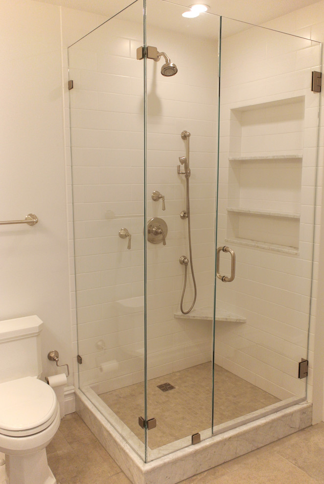 Klassisk inredning av ett litet en-suite badrum