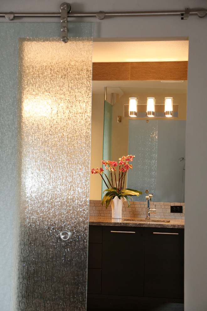 Foto di una grande stanza da bagno padronale chic con lavabo sottopiano, ante lisce, ante marroni, top in granito, piastrelle beige e pareti beige