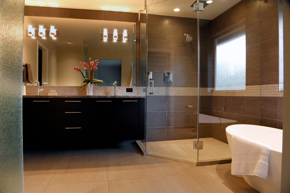 Ejemplo de cuarto de baño principal clásico renovado grande con lavabo bajoencimera, armarios con paneles lisos, encimera de granito, baldosas y/o azulejos beige, paredes beige y puertas de armario de madera en tonos medios