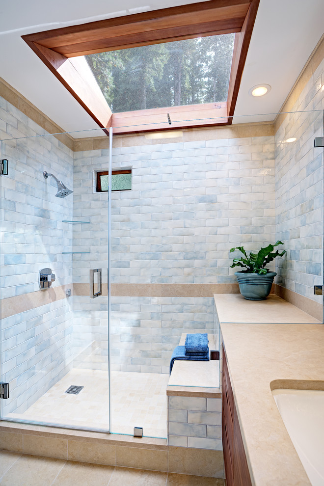 На фото: ванная комната в современном стиле с душем в нише и синей плиткой