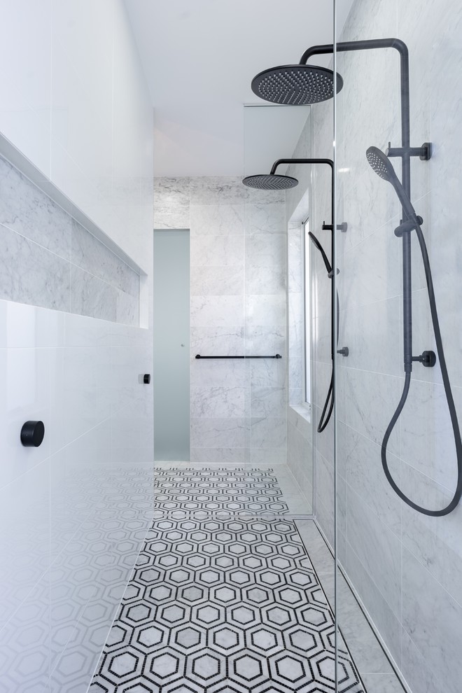 На фото: главная ванная комната в стиле модернизм с белыми фасадами, столешницей из искусственного кварца и белой столешницей