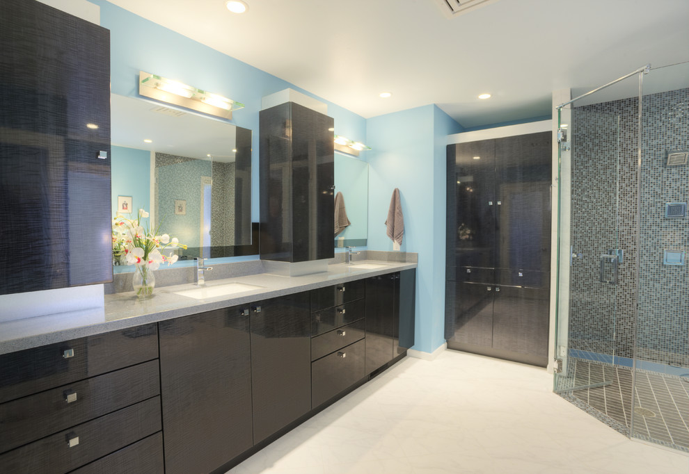 Idee per una stanza da bagno padronale design di medie dimensioni con lavabo sottopiano, ante lisce, ante marroni, top in superficie solida, doccia a filo pavimento, piastrelle multicolore, piastrelle di vetro, pareti blu e pavimento in gres porcellanato