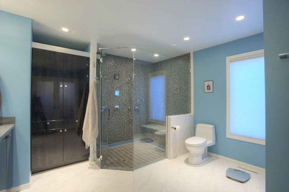 Inspiration för ett mellanstort funkis en-suite badrum, med ett undermonterad handfat, släta luckor, bruna skåp, bänkskiva i akrylsten, en kantlös dusch, flerfärgad kakel, glaskakel, blå väggar och klinkergolv i porslin