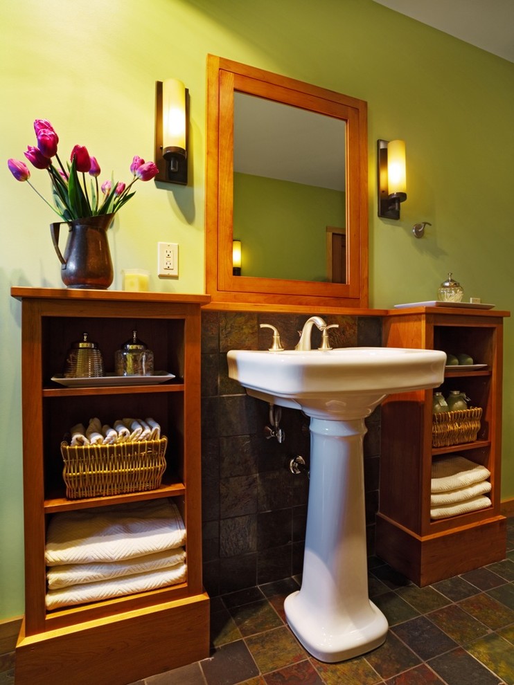 Свежая идея для дизайна: ванная комната в современном стиле с зелеными стенами - отличное фото интерьера