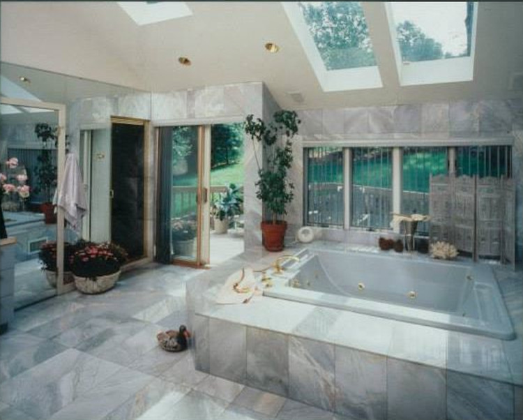 Großes Modernes Badezimmer En Suite mit Unterbauwaschbecken, verzierten Schränken, Marmor-Waschbecken/Waschtisch, Einbaubadewanne, Doppeldusche, Bidet und Marmorboden in New York