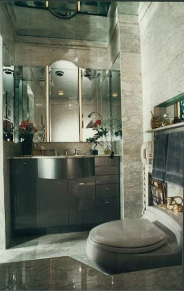 Идея дизайна: маленькая главная ванная комната в современном стиле с врезной раковиной, фасадами островного типа, мраморной столешницей, накладной ванной, душем над ванной, унитазом-моноблоком, бежевой плиткой, каменной плиткой и мраморным полом для на участке и в саду