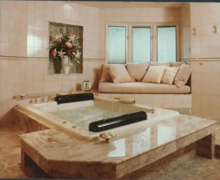 Ejemplo de cuarto de baño principal actual extra grande con lavabo con pedestal, armarios tipo mueble, encimera de mármol, bañera encastrada, ducha doble, bidé, baldosas y/o azulejos de cerámica y suelo de mármol