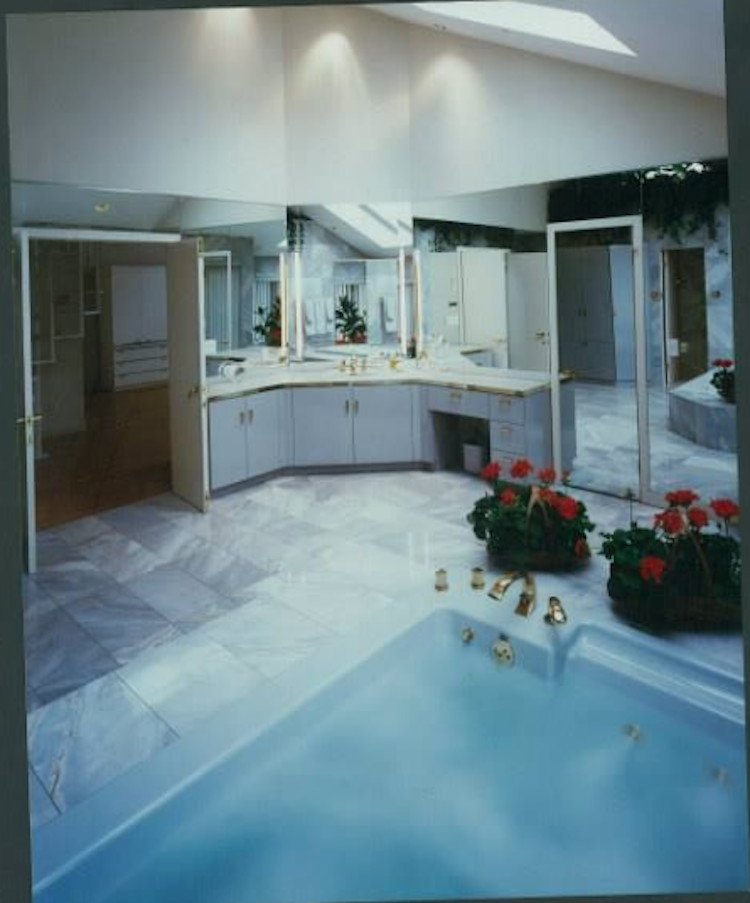 Foto de cuarto de baño principal actual grande con lavabo bajoencimera, armarios tipo mueble, encimera de mármol, bañera encastrada, ducha doble, bidé y suelo de mármol