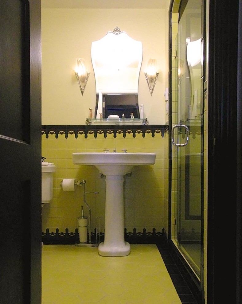 Свежая идея для дизайна: ванная комната среднего размера с раковиной с пьедесталом, душем в нише, раздельным унитазом, желтой плиткой, керамической плиткой, белыми стенами, полом из керамической плитки и душевой кабиной - отличное фото интерьера