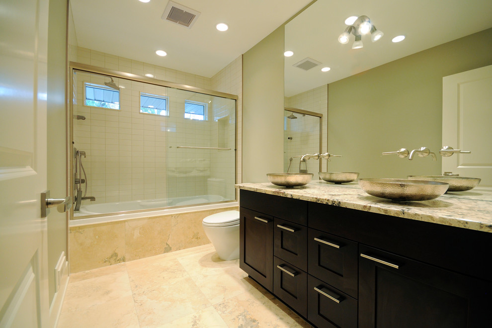 Exempel på ett modernt badrum, med granitbänkskiva