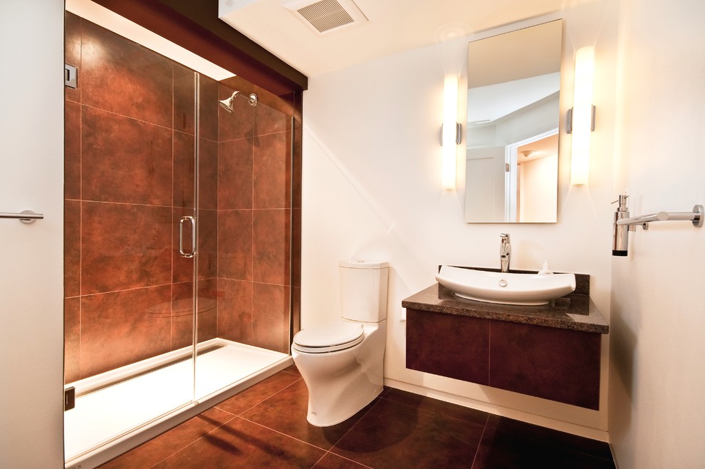 Свежая идея для дизайна: ванная комната в стиле модернизм с мраморной столешницей, душем в нише, коричневой плиткой, керамической плиткой, душевой кабиной, настольной раковиной, унитазом-моноблоком, белыми стенами и полом из керамической плитки - отличное фото интерьера