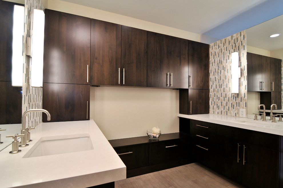 Exempel på ett modernt en-suite badrum, med ett undermonterad handfat, släta luckor, skåp i mörkt trä, bänkskiva i kvarts, en öppen dusch, brun kakel, glaskakel, vita väggar och ljust trägolv