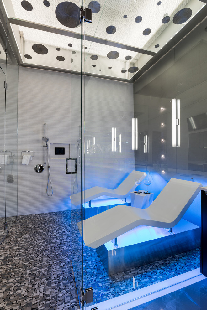 Ispirazione per una stanza da bagno contemporanea con doccia doppia, piastrelle grigie, piastrelle bianche, pavimento con piastrelle a mosaico, pavimento grigio e porta doccia a battente