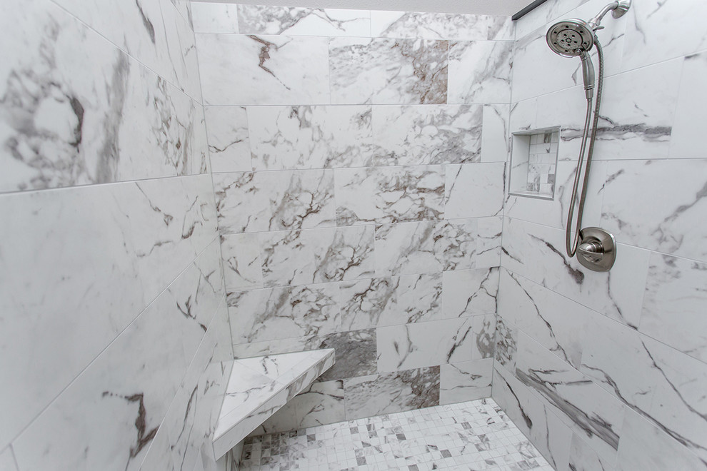 Ispirazione per una grande stanza da bagno padronale contemporanea con doccia aperta, piastrelle grigie, piastrelle bianche, piastrelle di marmo, pareti grigie, pavimento in marmo e pavimento bianco