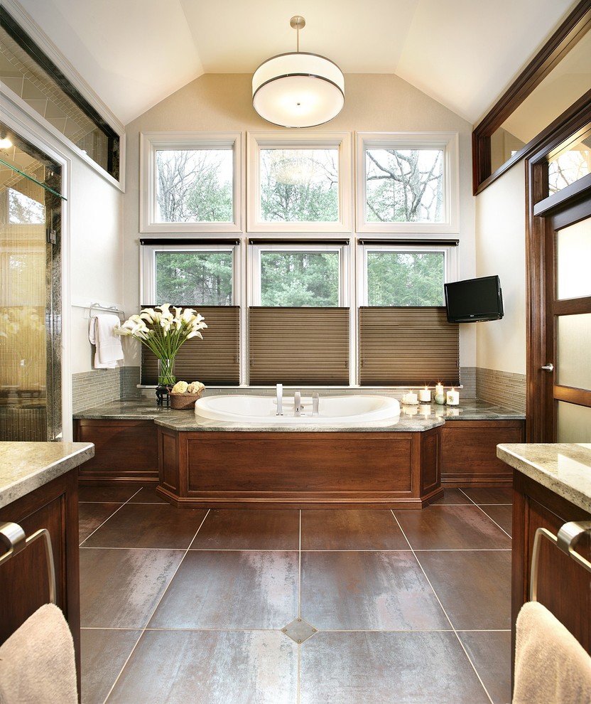 ニューヨークにあるトラディショナルスタイルのおしゃれな浴室 (ドロップイン型浴槽) の写真