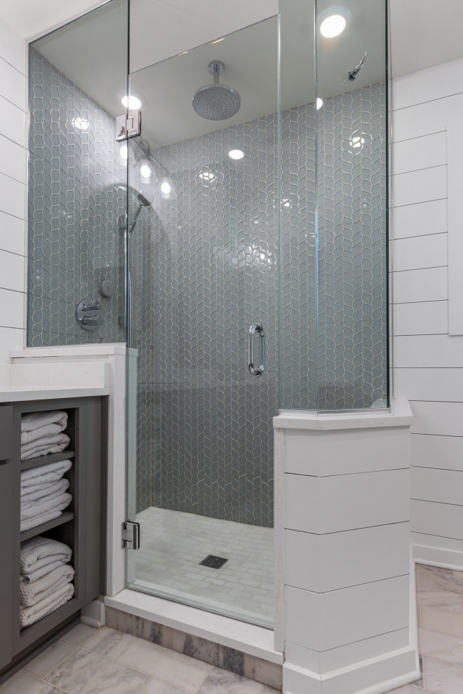 Exempel på ett stort modernt vit vitt en-suite badrum, med skåp i shakerstil, grå skåp, en hörndusch, en toalettstol med separat cisternkåpa, glaskakel, vita väggar, klinkergolv i porslin, ett fristående handfat, bänkskiva i kvarts, flerfärgat golv och dusch med gångjärnsdörr