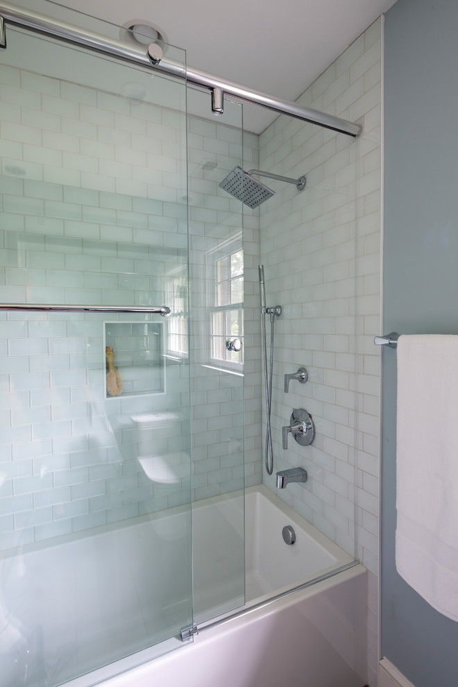Идея дизайна: маленькая детская ванная комната в стиле неоклассика (современная классика) с плоскими фасадами, темными деревянными фасадами, ванной в нише, душем над ванной, унитазом-моноблоком, белой плиткой, стеклянной плиткой, синими стенами, полом из керамической плитки, настольной раковиной, мраморной столешницей, серым полом и душем с раздвижными дверями для на участке и в саду