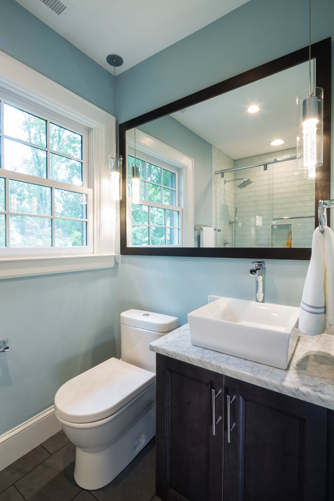 Стильный дизайн: маленькая детская ванная комната в стиле неоклассика (современная классика) с плоскими фасадами, темными деревянными фасадами, ванной в нише, душем над ванной, унитазом-моноблоком, белой плиткой, стеклянной плиткой, синими стенами, полом из керамической плитки, настольной раковиной, мраморной столешницей, серым полом и душем с раздвижными дверями для на участке и в саду - последний тренд