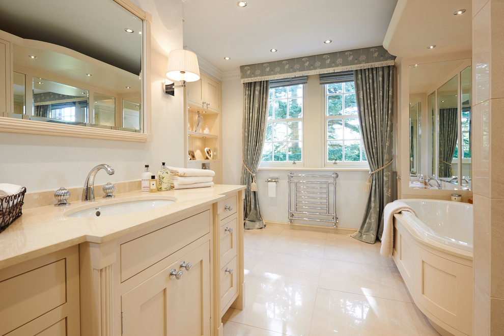 Modelo de cuarto de baño principal romántico grande con armarios estilo shaker, bañera encastrada, ducha abierta, sanitario de pared, suelo de baldosas de porcelana, lavabo encastrado, encimera de cuarcita y ducha abierta