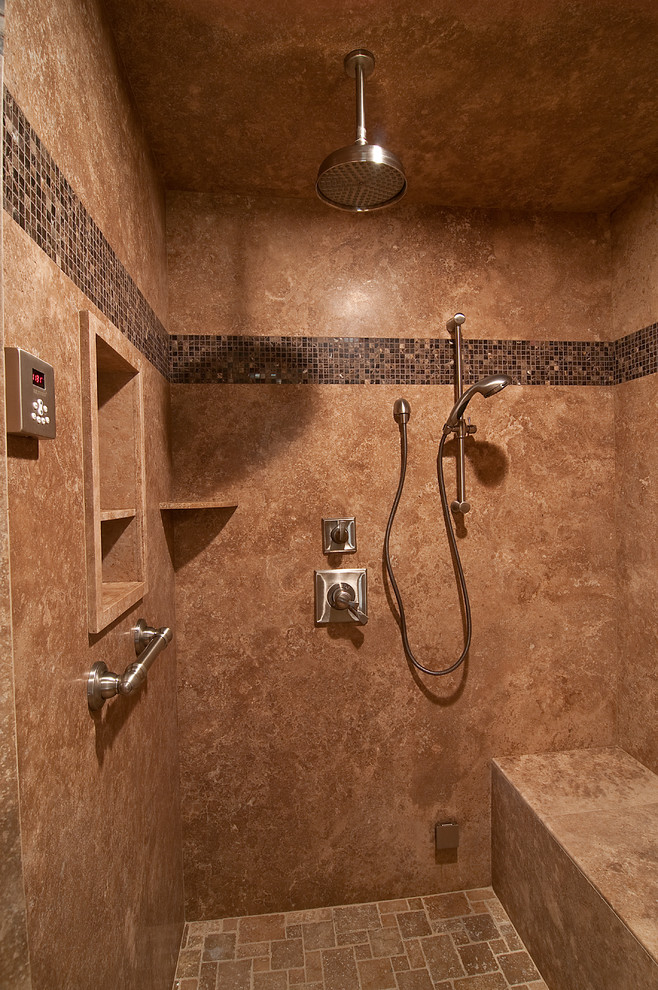 Cette image montre un grand sauna traditionnel en bois brun avec un placard avec porte à panneau surélevé, une baignoire encastrée, WC à poser, un carrelage beige, un carrelage de pierre, un mur beige, un sol en travertin, un lavabo posé et un plan de toilette en marbre.
