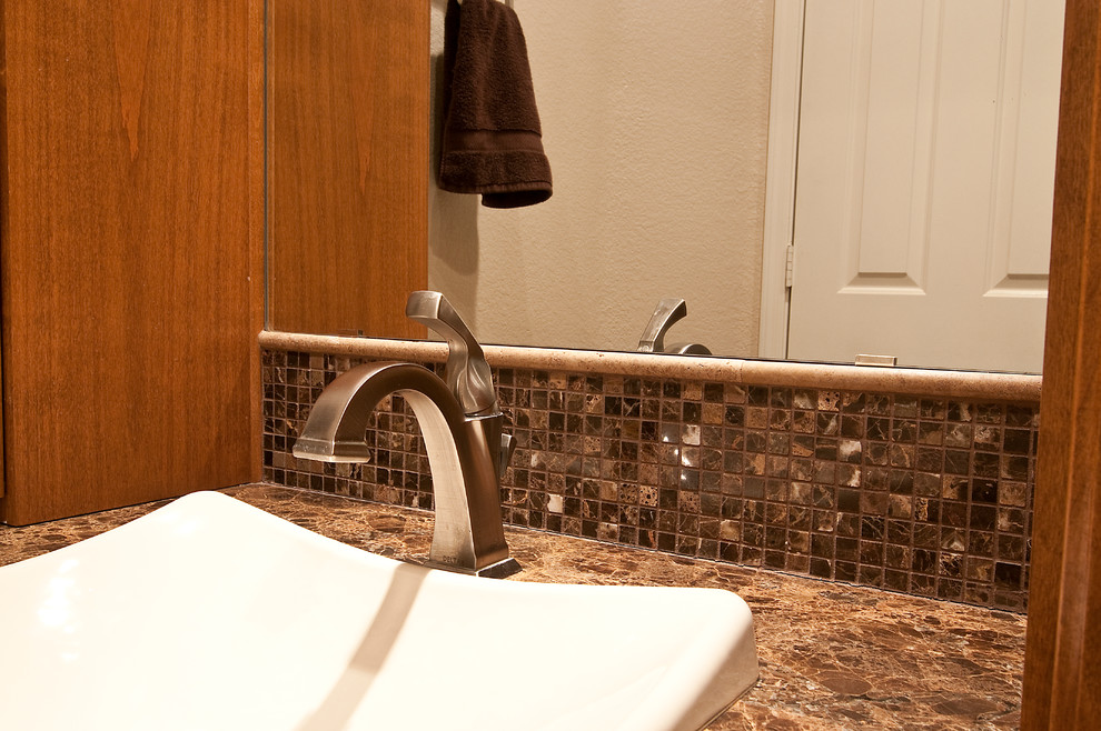 フェニックスにある高級な広いトラディショナルスタイルのおしゃれなサウナ (レイズドパネル扉のキャビネット、中間色木目調キャビネット、アンダーマウント型浴槽、一体型トイレ	、ベージュのタイル、石タイル、ベージュの壁、トラバーチンの床、オーバーカウンターシンク、大理石の洗面台) の写真