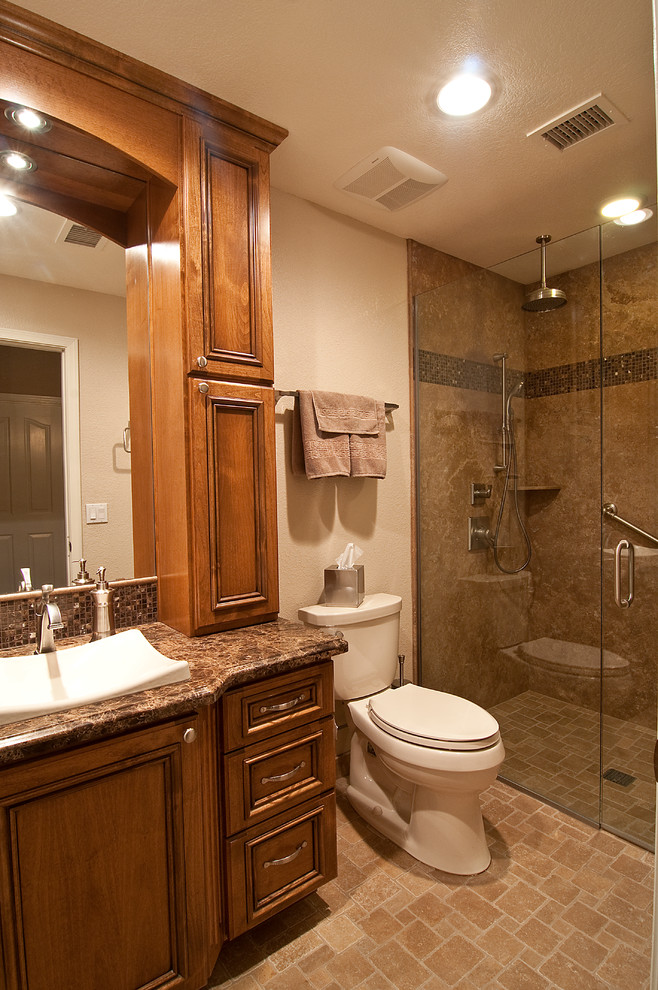 Exemple d'un grand sauna chic en bois brun avec un placard avec porte à panneau surélevé, une baignoire encastrée, WC à poser, un carrelage beige, un carrelage de pierre, un mur beige, un sol en travertin, un lavabo posé et un plan de toilette en marbre.