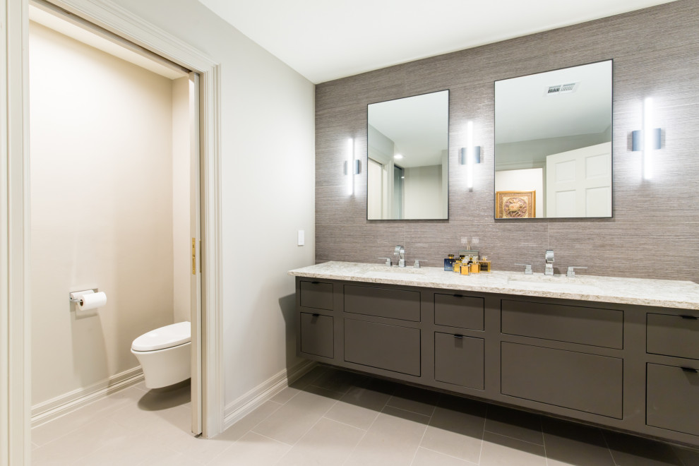 На фото: главная ванная комната среднего размера в стиле модернизм с плоскими фасадами, серыми фасадами, душем в нише, раздельным унитазом, серой плиткой, керамогранитной плиткой, серыми стенами, полом из керамогранита, врезной раковиной, столешницей из гранита, серым полом, душем с распашными дверями и разноцветной столешницей с