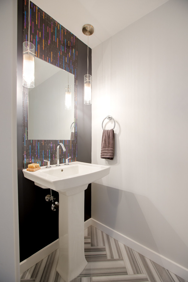 Modern inredning av ett mellanstort badrum med dusch, med keramikplattor, grå väggar, klinkergolv i keramik och ett piedestal handfat