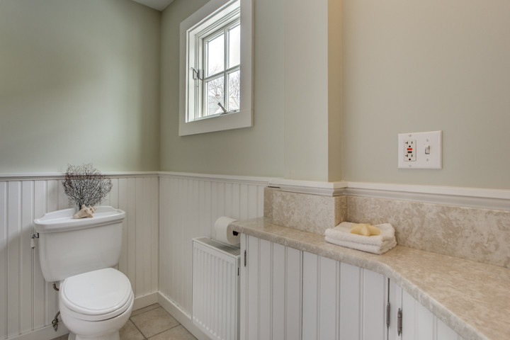 Пример оригинального дизайна: ванная комната среднего размера в викторианском стиле с врезной раковиной, фасадами с декоративным кантом, белыми фасадами, столешницей из гранита, накладной ванной, душем над ванной, раздельным унитазом, бежевой плиткой, керамической плиткой, зелеными стенами и полом из керамической плитки