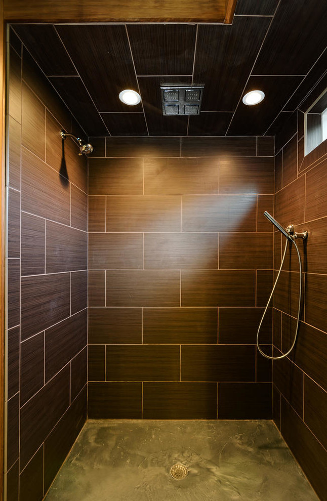 Idéer för ett stort modernt en-suite badrum, med släta luckor, grå skåp, bänkskiva i kvarts, ett fristående badkar, en kantlös dusch, en toalettstol med separat cisternkåpa, brun kakel, keramikplattor, betonggolv och gröna väggar