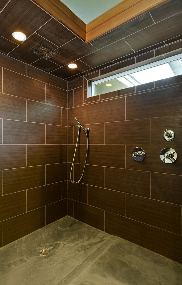 Idéer för att renovera ett stort funkis en-suite badrum, med ett undermonterad handfat, släta luckor, grå skåp, bänkskiva i kvarts, ett fristående badkar, en kantlös dusch, en toalettstol med separat cisternkåpa, brun kakel, keramikplattor, gröna väggar och betonggolv