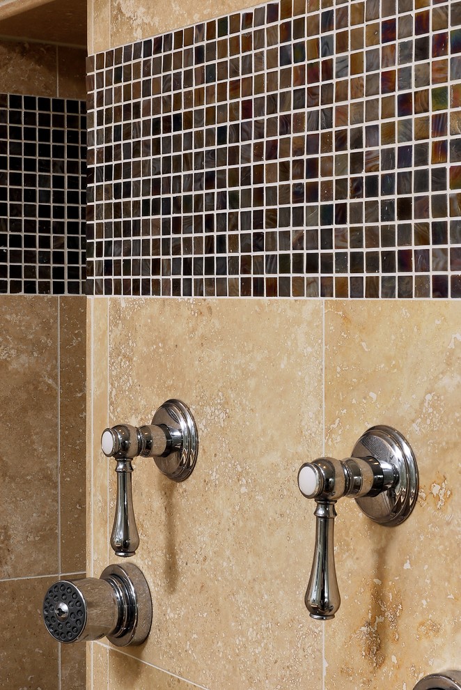 Inspiration för mellanstora klassiska en-suite badrum, med luckor med profilerade fronter, vita skåp, ett badkar i en alkov, en hörndusch, brun kakel, keramikplattor, grå väggar, klinkergolv i keramik, ett undermonterad handfat, granitbänkskiva, brunt golv och dusch med gångjärnsdörr