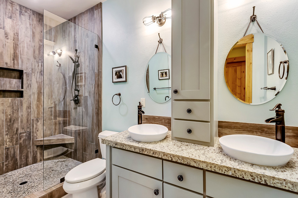 Exempel på ett mellanstort rustikt badrum med dusch, med skåp i shakerstil, vita skåp, en dusch i en alkov, en toalettstol med separat cisternkåpa, beige kakel, porslinskakel, blå väggar, klinkergolv i porslin, ett fristående handfat, granitbänkskiva, beiget golv och dusch med gångjärnsdörr
