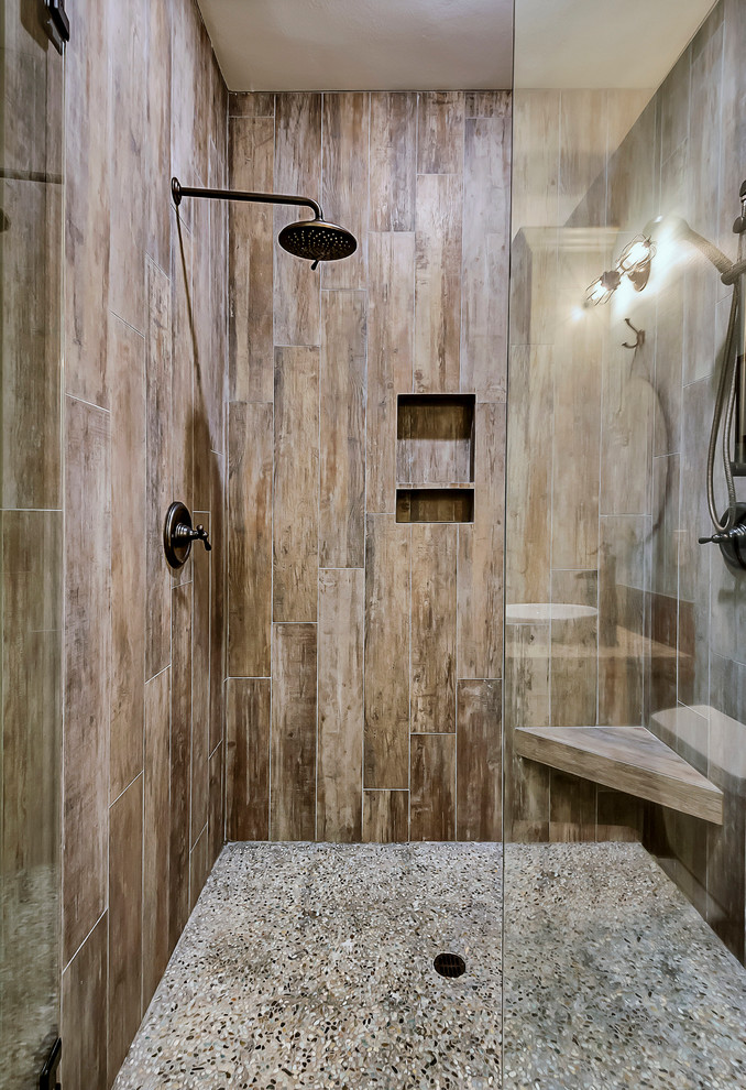 Foto de cuarto de baño principal rural de tamaño medio con baldosas y/o azulejos beige y baldosas y/o azulejos de porcelana