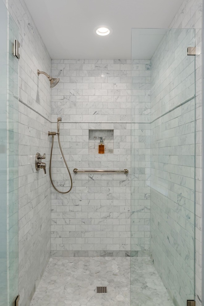 Immagine di una stanza da bagno padronale chic di medie dimensioni con doccia aperta, WC monopezzo, piastrelle bianche, piastrelle di marmo, pareti grigie, pavimento in gres porcellanato, lavabo sottopiano, pavimento grigio e porta doccia a battente