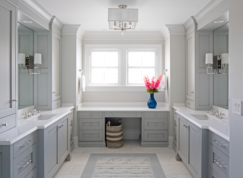 На фото: ванная комната в морском стиле с фасадами в стиле шейкер, серыми фасадами, серыми стенами, врезной раковиной и серым полом с